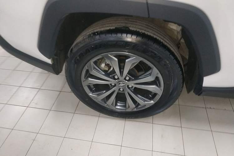 Used Toyota RAV4 2023 2.0L CVT Two-Wheel Drive 20th Anniversary Platinum Edition
