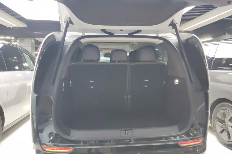 Used Li Auto MEGA 2024 Ultra Model
