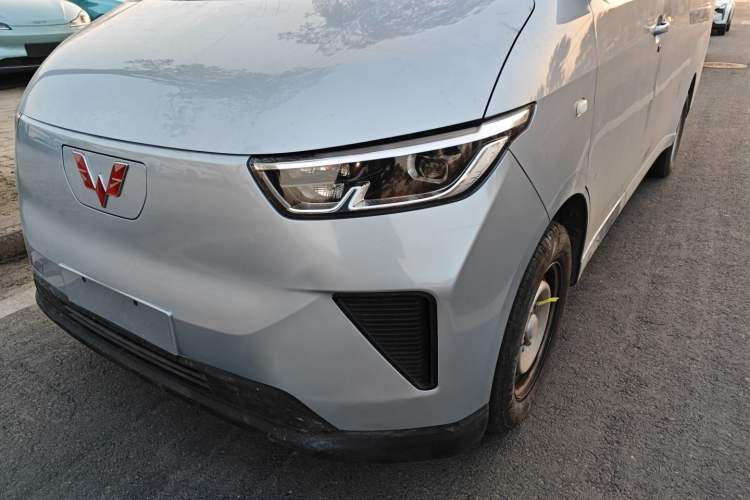 Used Wuling Yangguang 2024 300KM Comfort Version Passenger Van 75kW
