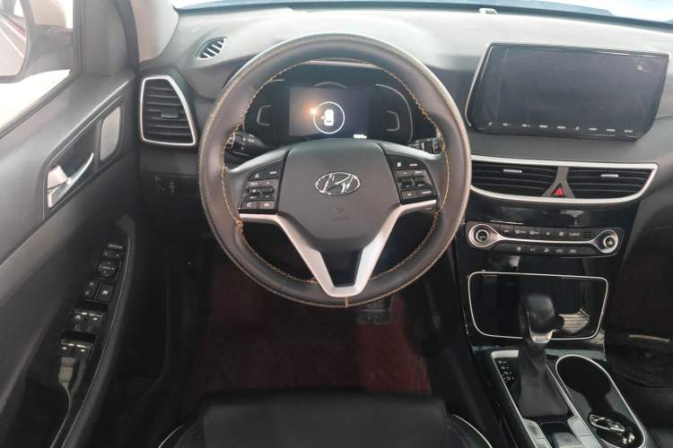 Used Hyundai Tucson 2019 280TGDi Dual-Clutch Two-Wheel Drive Fashion Edition China VI Standard
