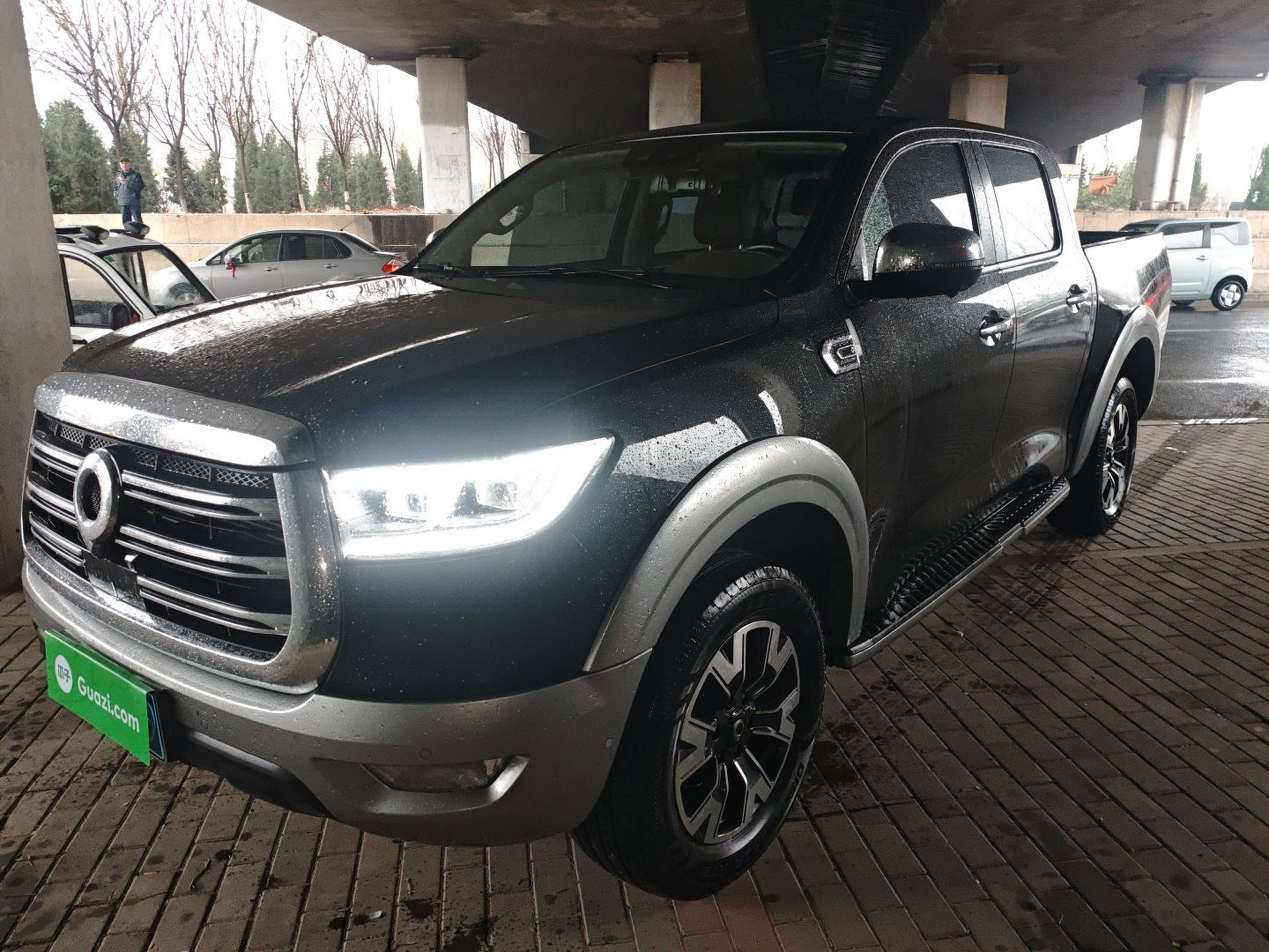 Под передней частью автомобиля