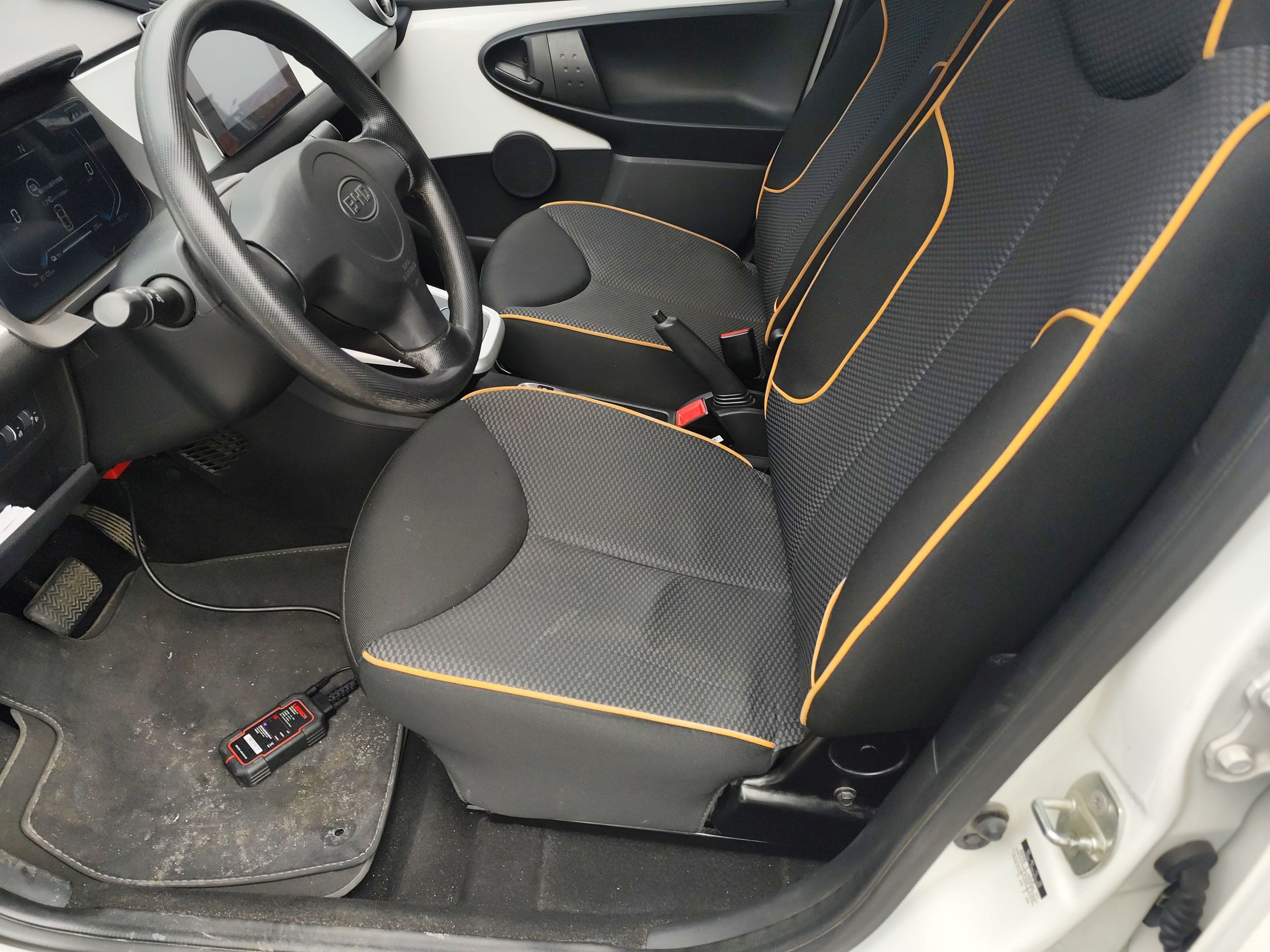 Переднее сиденье в автомобиле