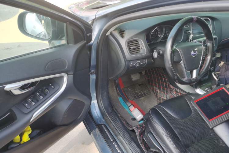 Used Volvo V40 2014 2.0T Zhiyi Version
