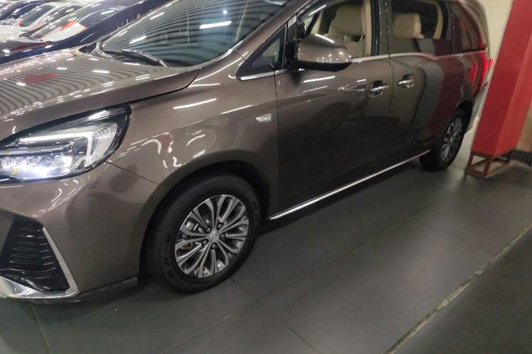 Used Buick GL8 2023 Facelifted Land Cruiser Executive Luxury Version
