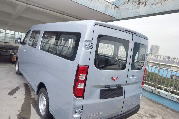 Used Wuling Yangguang 2024 300KM Comfort Version Passenger Van 75kW