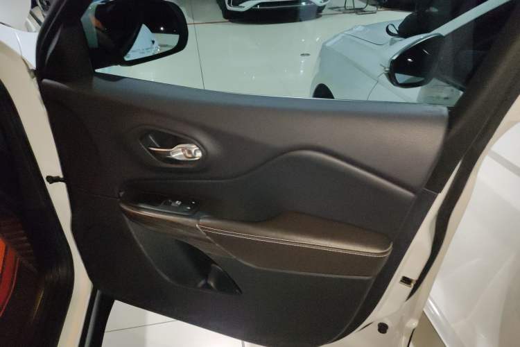 Used  Cherokee 2020 2.0L Two-Wheel Drive Classic Sports Edition
