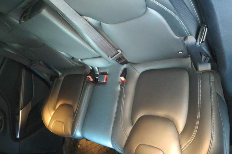 Used Jeep Cherokee 2019 2.0T Four-Wheel Drive Explorer Edition China VI Emission Standard
