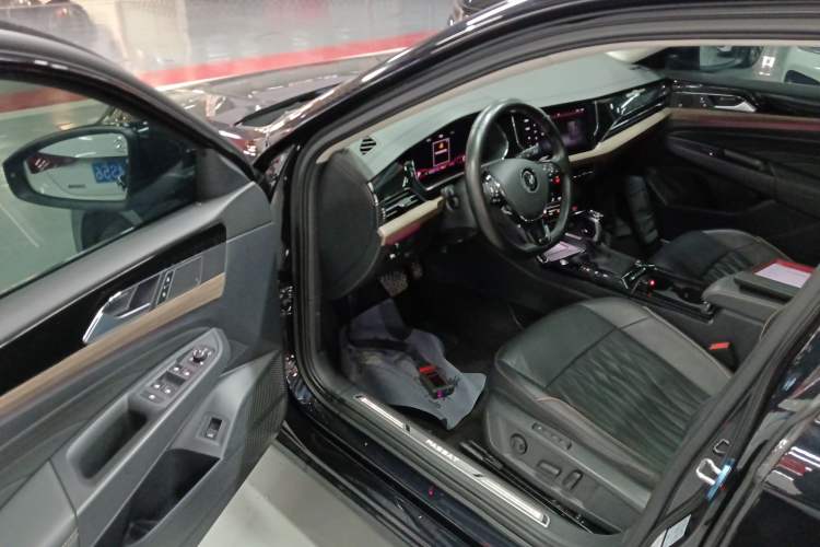 Used Volkswagen Passat 2020 Revised Version 330TSI Luxury Edition China VI Standard
