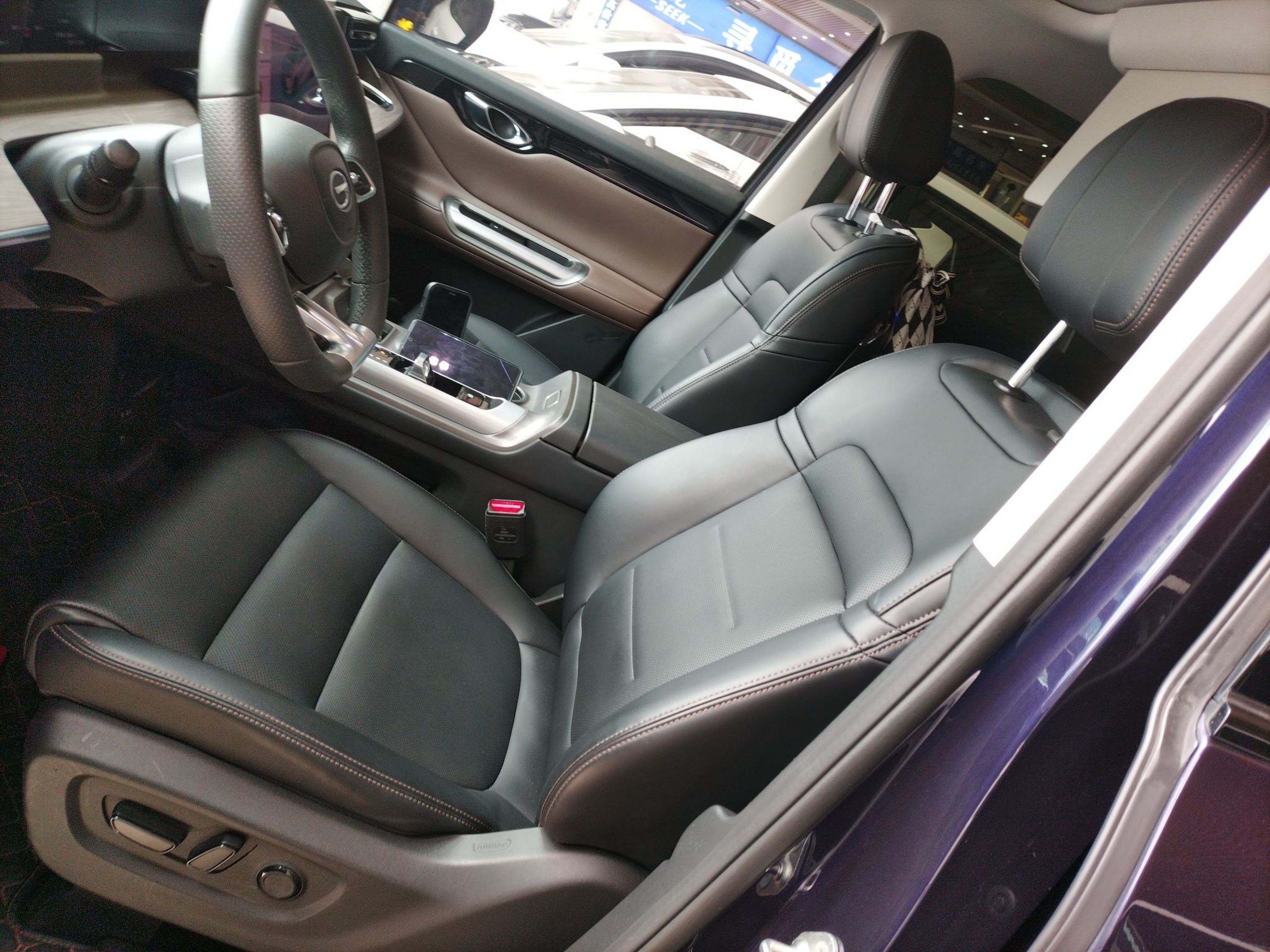 Переднее сиденье в автомобиле