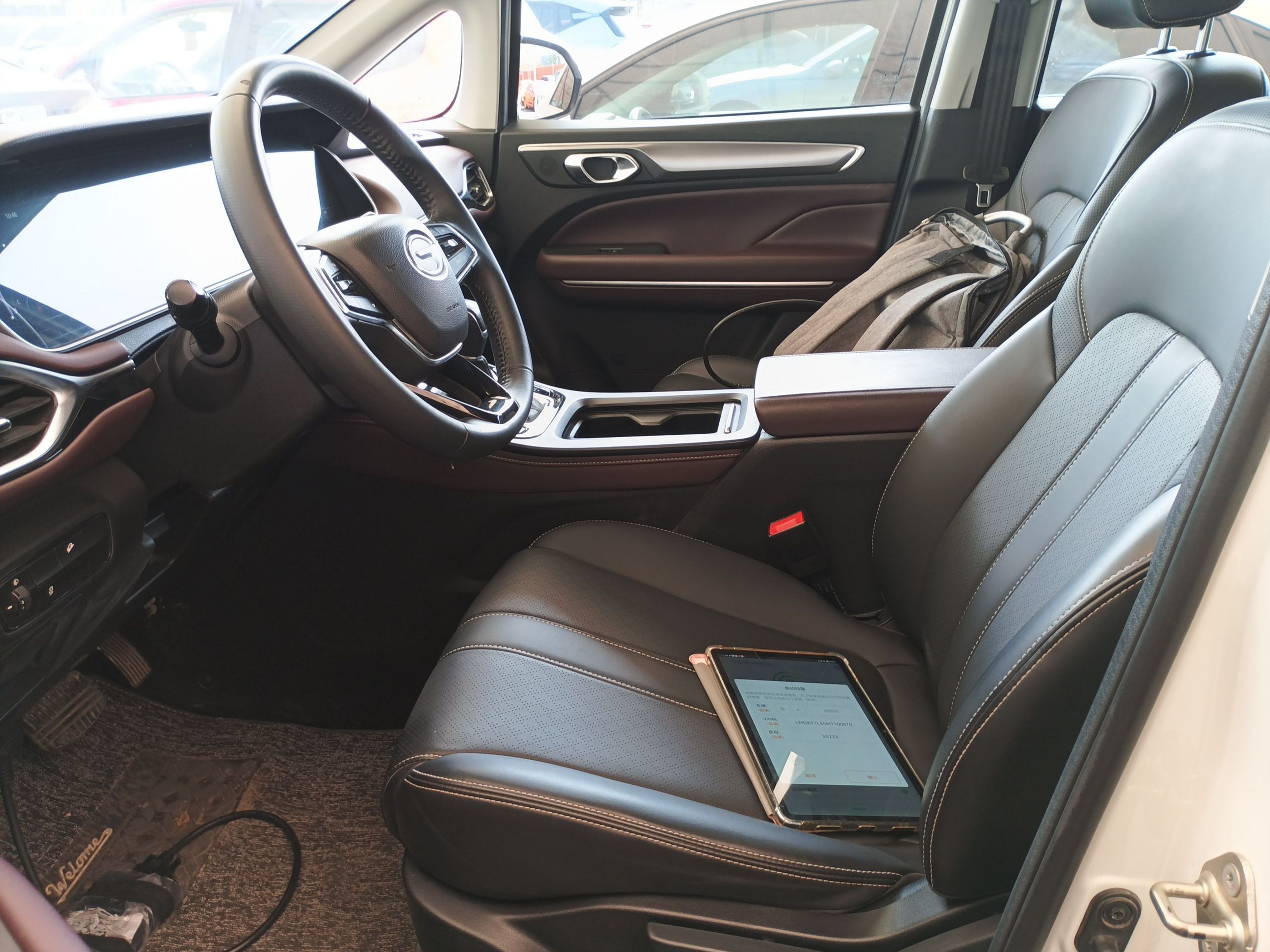 المقاعد الأمامية داخل السيارة