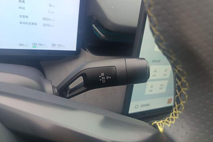 Used Lynk & Co 08 EM-P 2025 220 km All-Wheel-Drive Performance Halo
