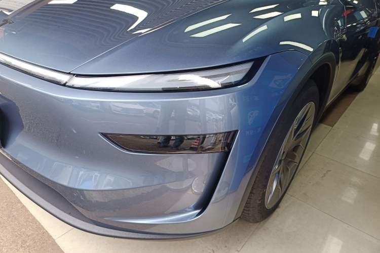 Used Tesla Model Y L 2025 Long-Range All-Wheel-Drive Version
