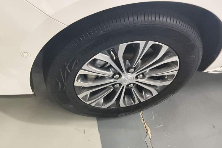 Used Buick GL8 2023 Land Executive Class Deluxe Model
