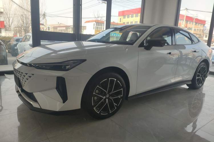 Used Changan UNI-V iDD 2024 Blue Whale Smart Electric iDD 136km ZhiKu Model
