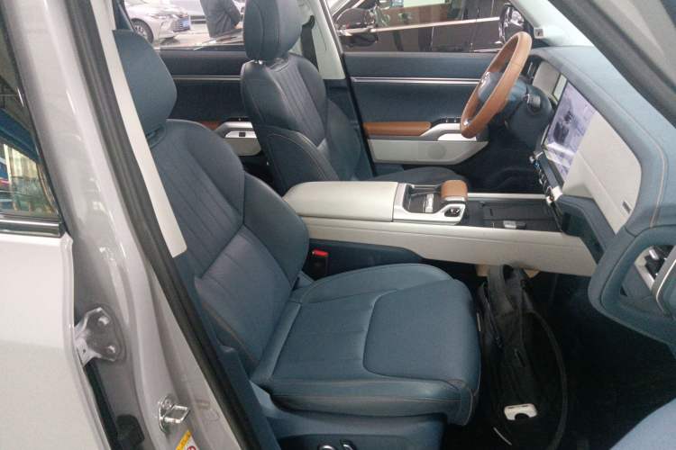 Used  G318 2024 Four-Wheel-Drive Air Suspension Model