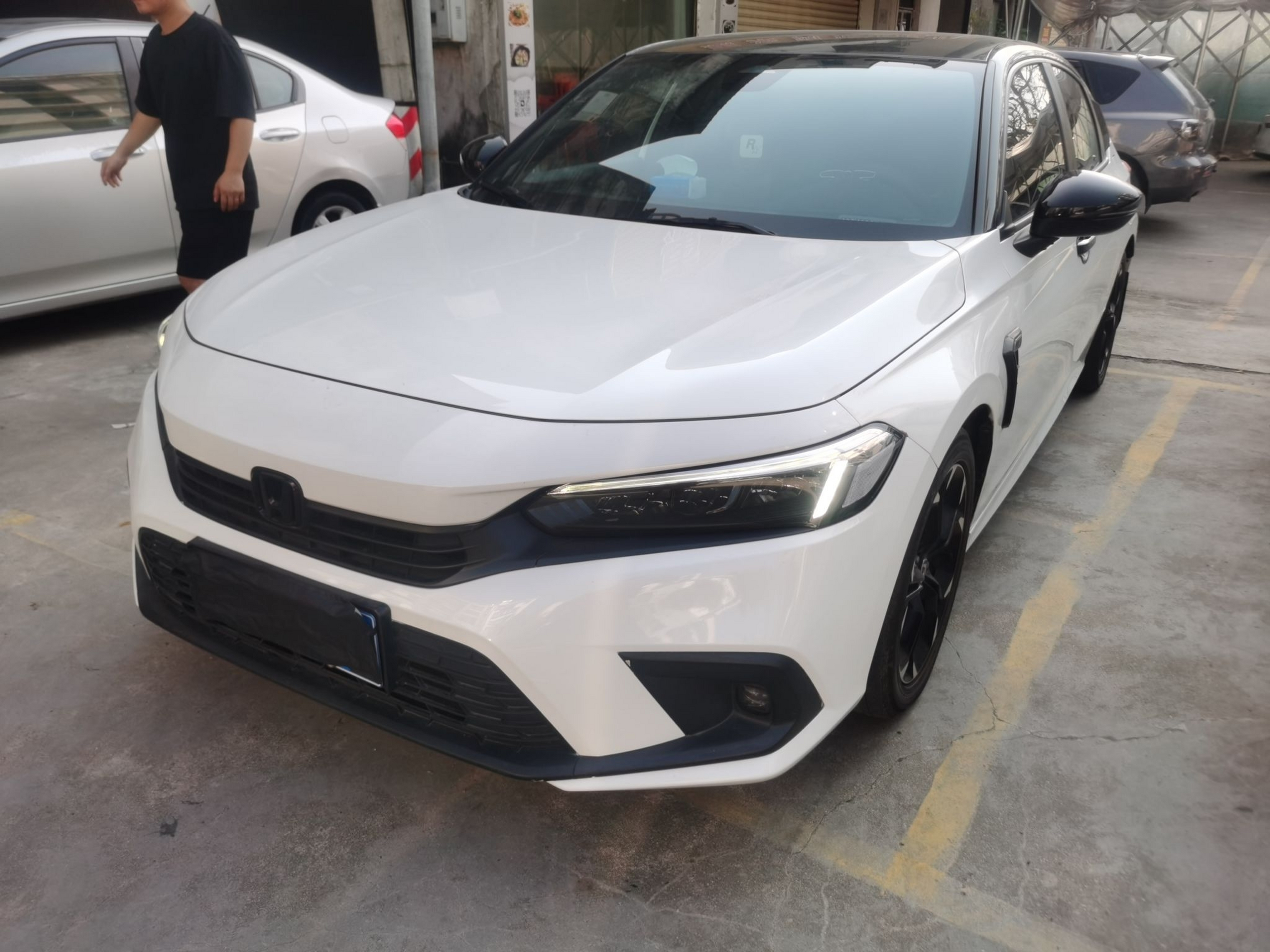 تحت مقدمة السيارة