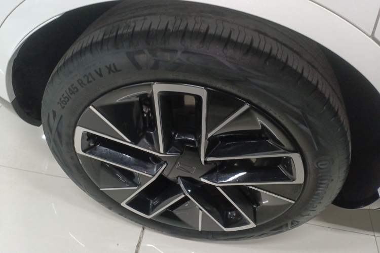 Used  11 2022 Long-Range Dual-Motor Luxury Edition 5 Seats