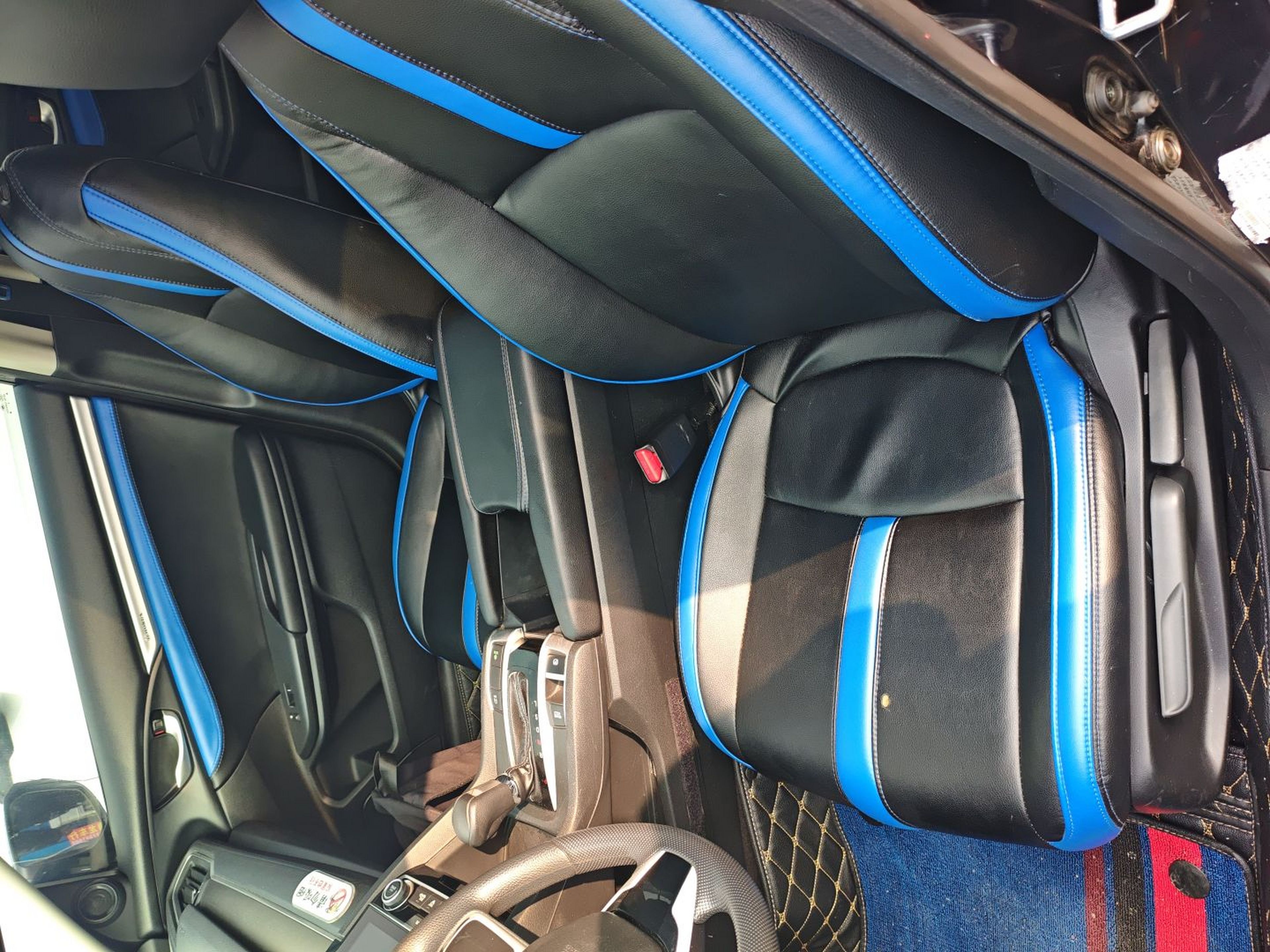 المقاعد الأمامية داخل السيارة