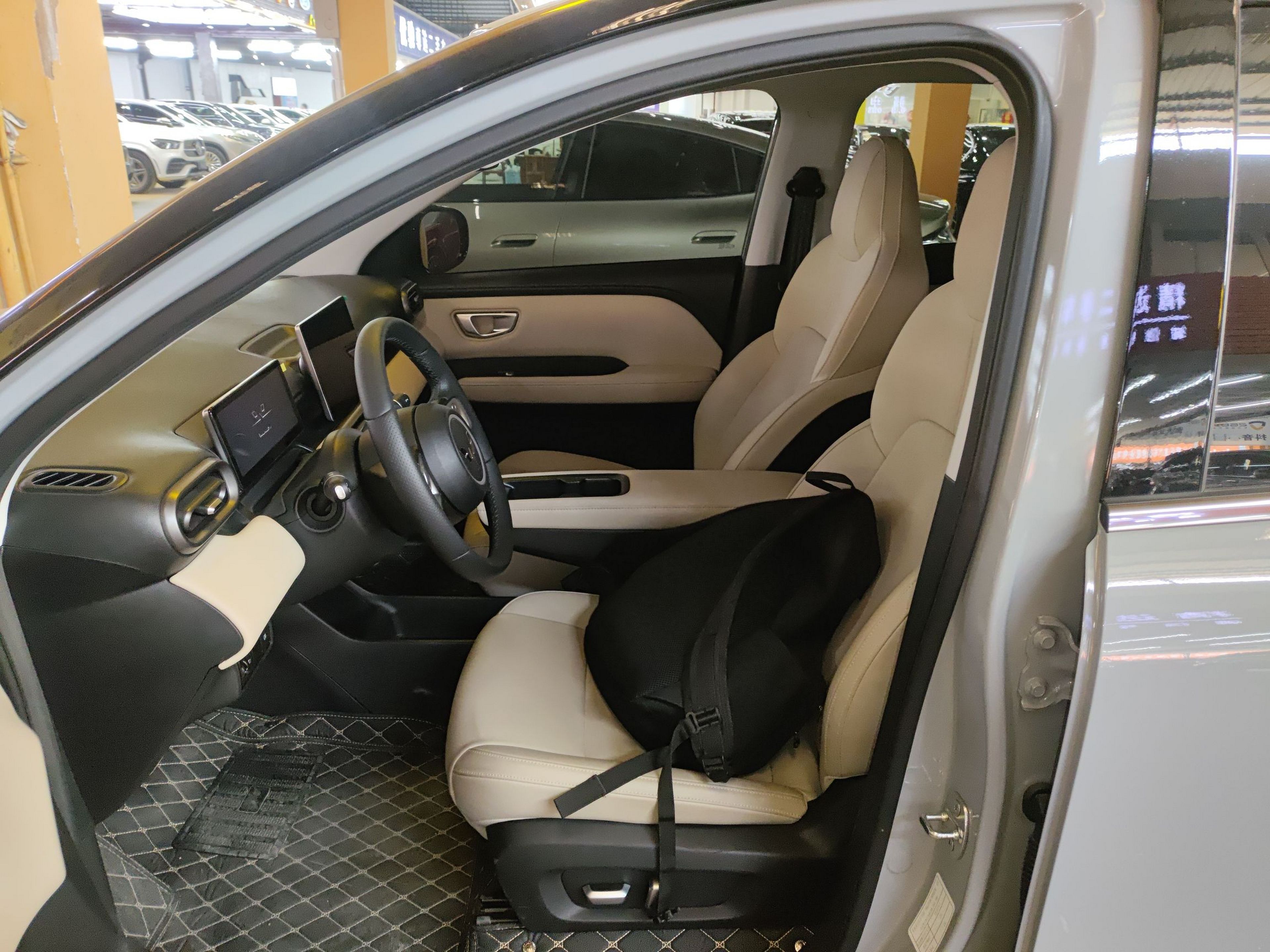 المقاعد الأمامية داخل السيارة