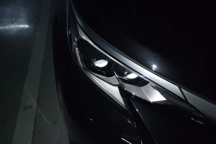 Used Toyota Sienna 2023 2.5L Hybrid Platinum Edition
