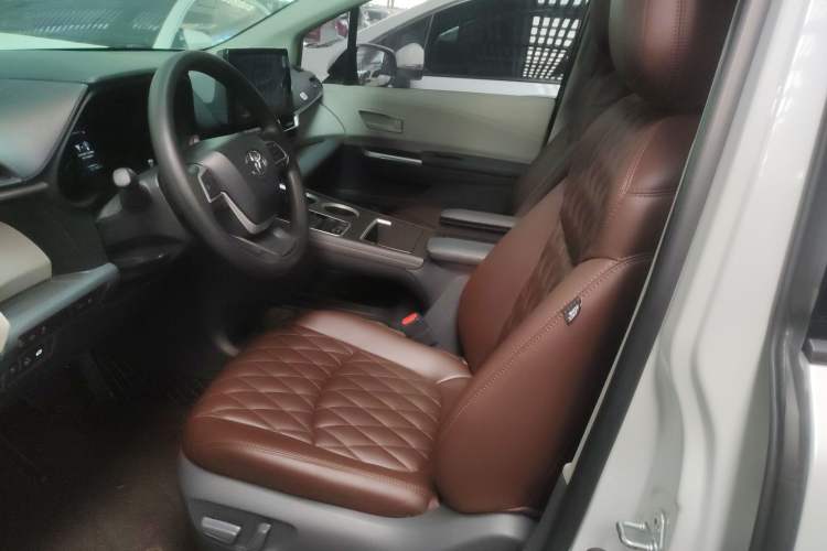 Used Toyota Sienna 2023 2.5L Hybrid Comfort Edition
