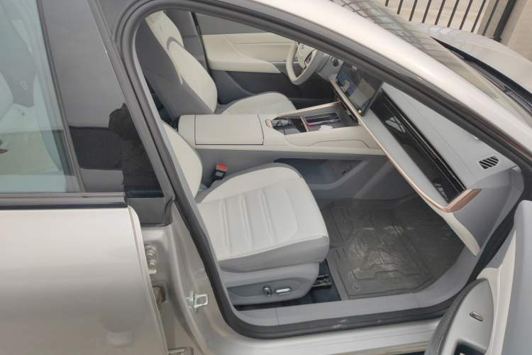 Used  eπ007 2024 540 All-Wheel Drive Pro Edition