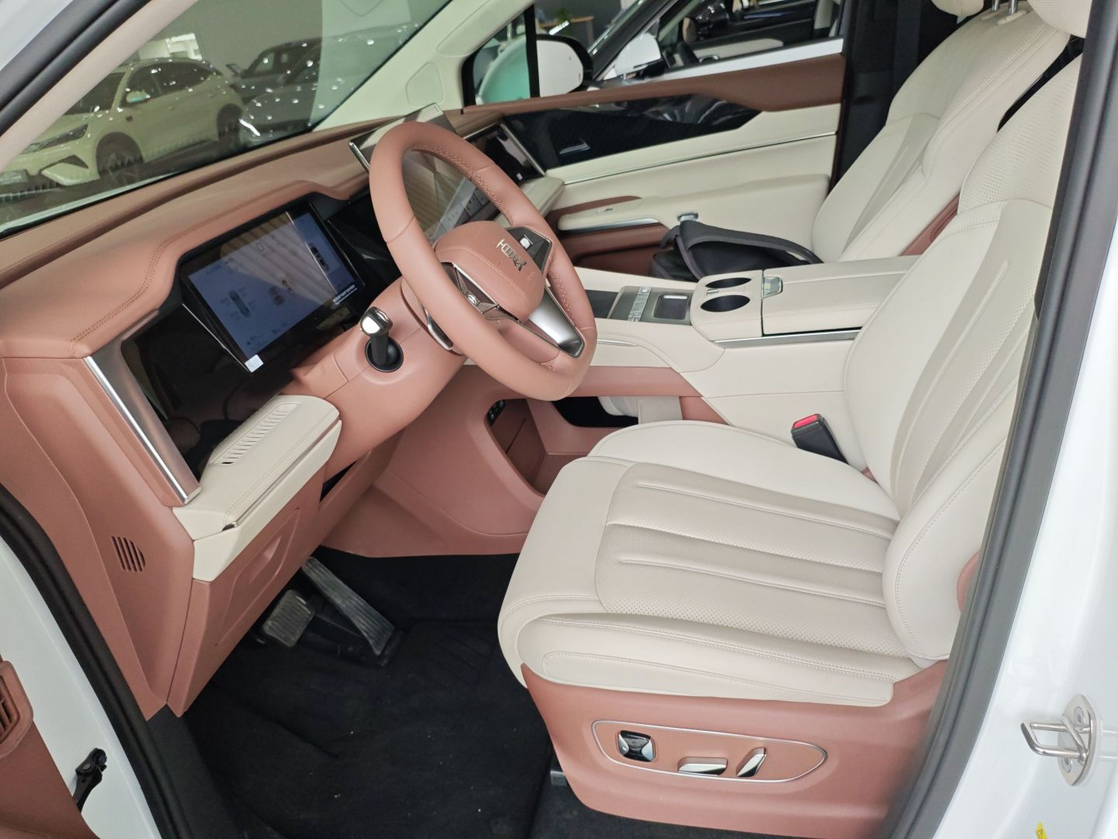 المقاعد الأمامية داخل السيارة