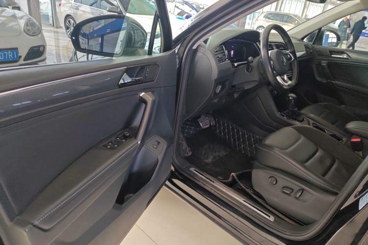 Used Volkswagen Tiguan L 2021 330TSI Automatic Two-Wheel Drive R-Line Enhanced Edition
