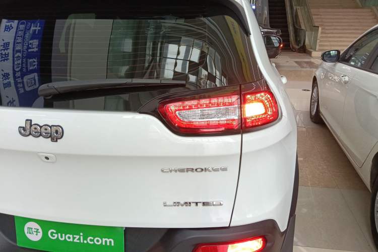 Used  Cherokee 2020 2.0L Two-Wheel Drive Classic Sports Edition
