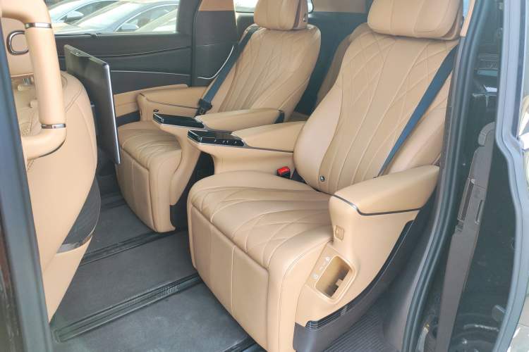 Used Denza D9 2025 DM-i Intelligent Drive 1020 Four-Wheel Drive Flagship Model
