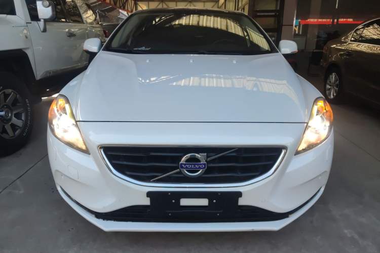 Used Volvo V40 2016 T4 Smart Luxury Edition
