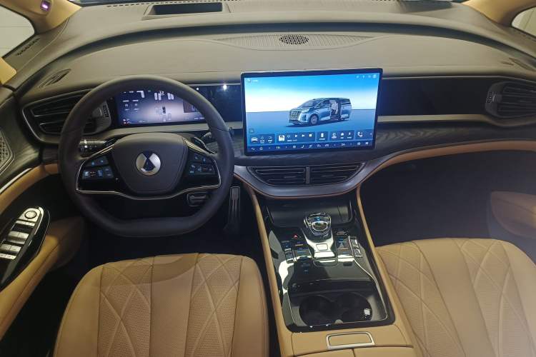 Used Denza D9 2025 DM-i Smart Drive 1020 Four-Wheel Drive Premium Model
