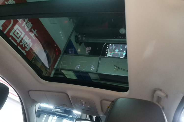 Used Roewe RX8 2018 30T Smart Connectivity Two-Wheel Drive Flagship Edition
