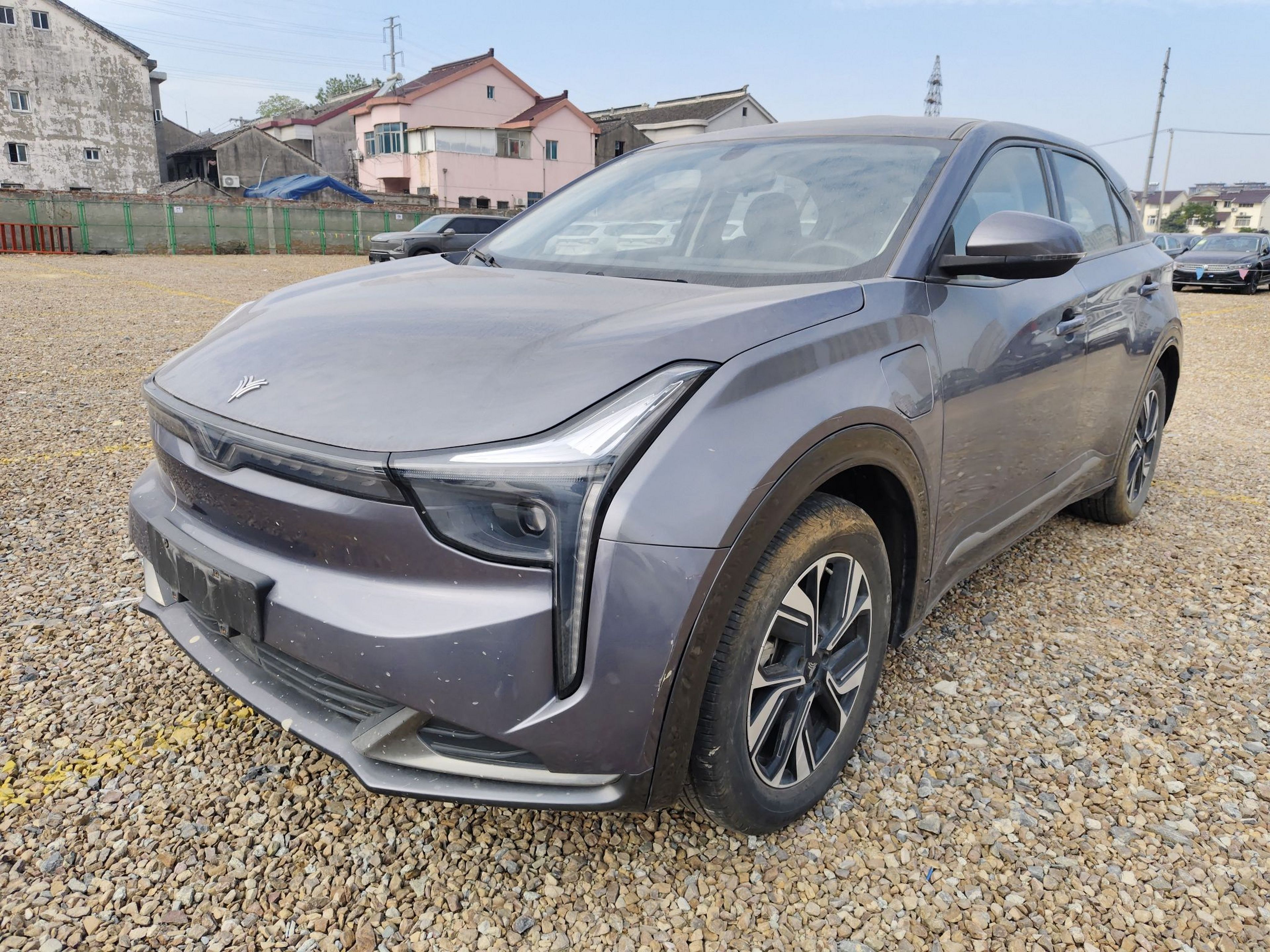 Под передней частью автомобиля