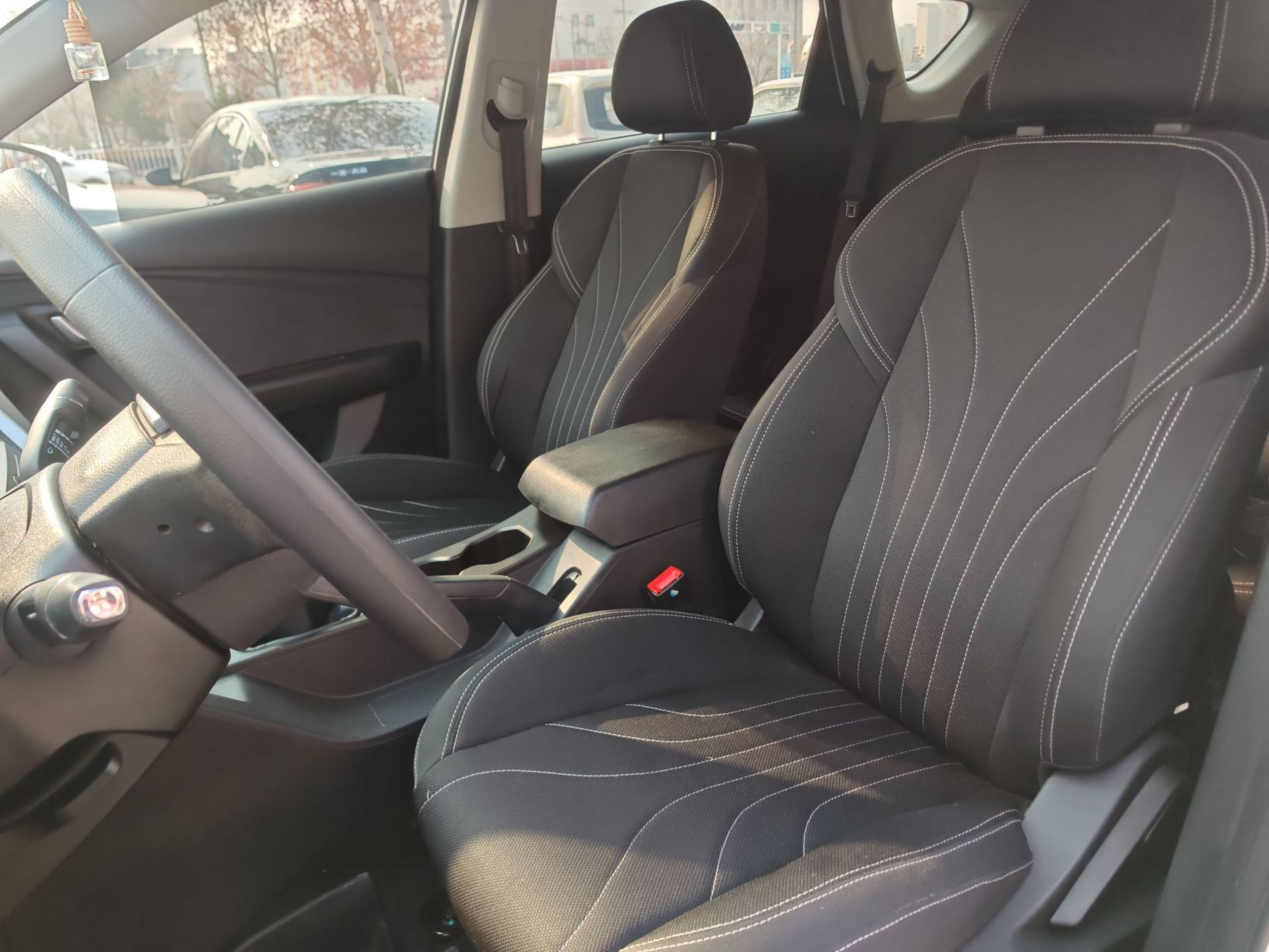 Переднее сиденье в автомобиле