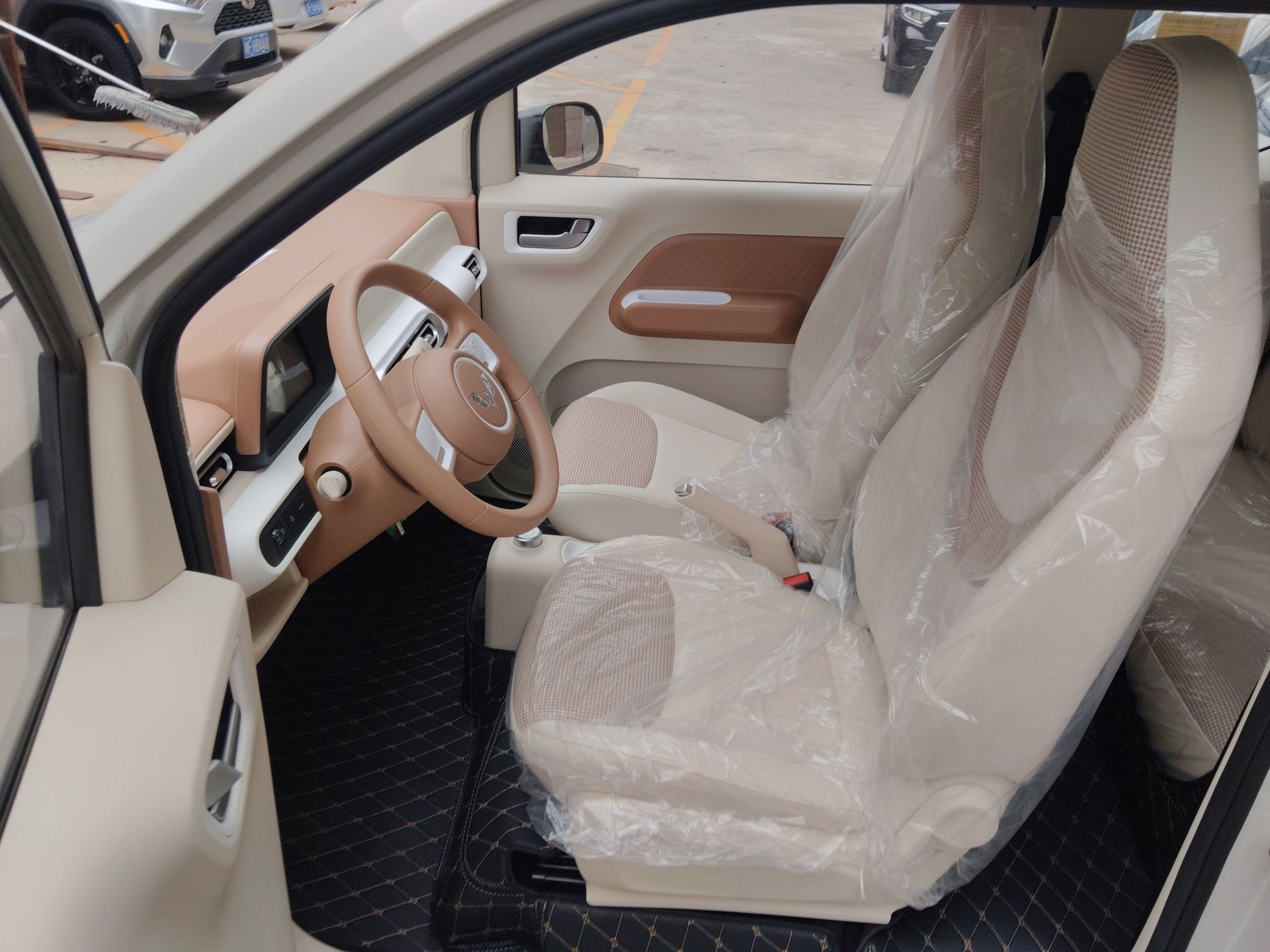 المقاعد الأمامية داخل السيارة