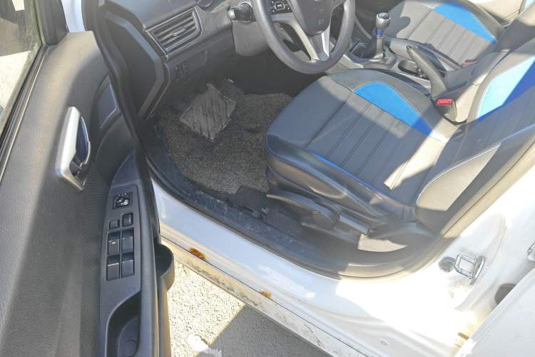 Used Soueast V5 Lingzhi 2014 1.5L Manual Luxury Model
