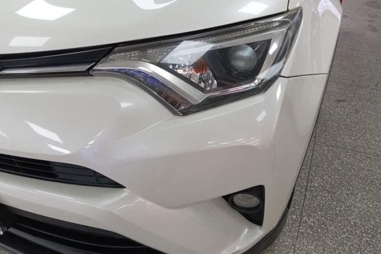 Used Toyota RAV4 2019 2.0L CVT Two-Wheel Drive Luxury Version China VI Standard
