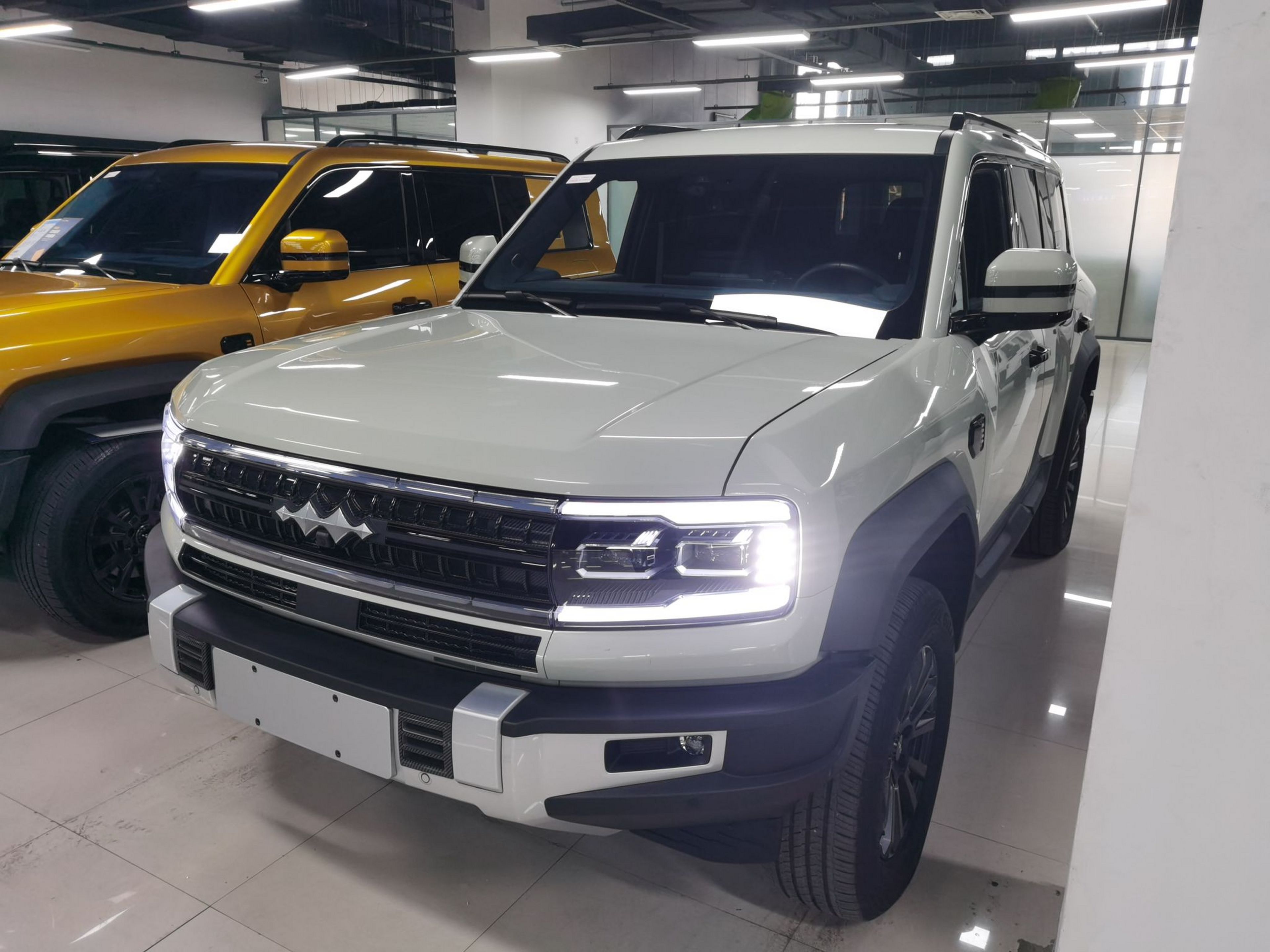 تحت مقدمة السيارة