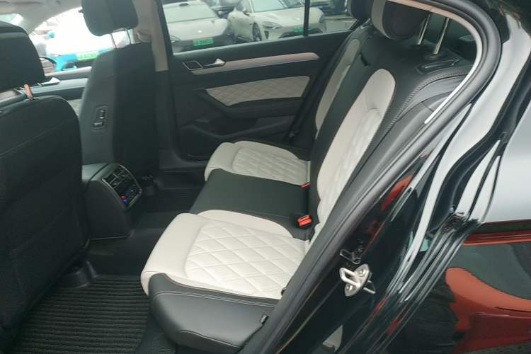 Used Volkswagen Magotan 2025 Zhongxiang Version 330TSI DSG Luxury Edition
