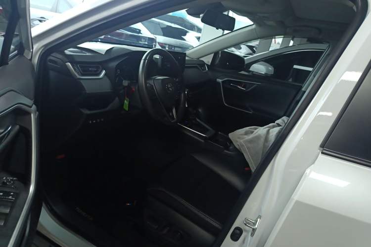 Used Toyota RAV4 2023 2.0L CVT Two-Wheel Drive 20th Anniversary Platinum Edition
