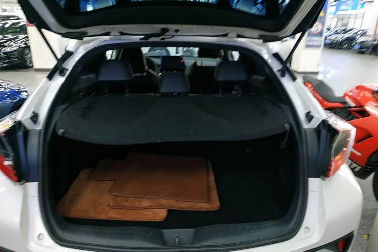 Used Toyota IZOA 2020 2.0L Yichi Version
