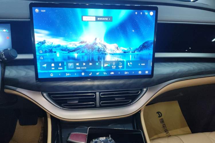 Used Denza D9 2022 DM-i 1040 Prestige Model
