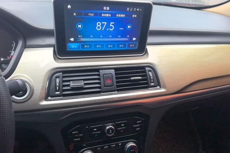 Used BAIC Weiwang M50F 2017 1.3T Standard Model
