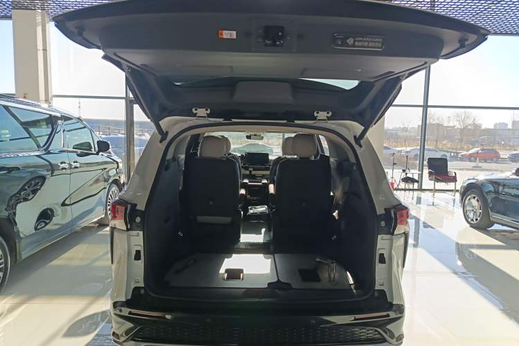 Used Toyota Granvia 2023 2.5L Hybrid Prestige PLUS Edition
