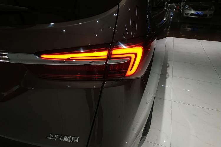 Used Buick GL8 2023 Facelifted Land Cruiser Executive Luxury Version
