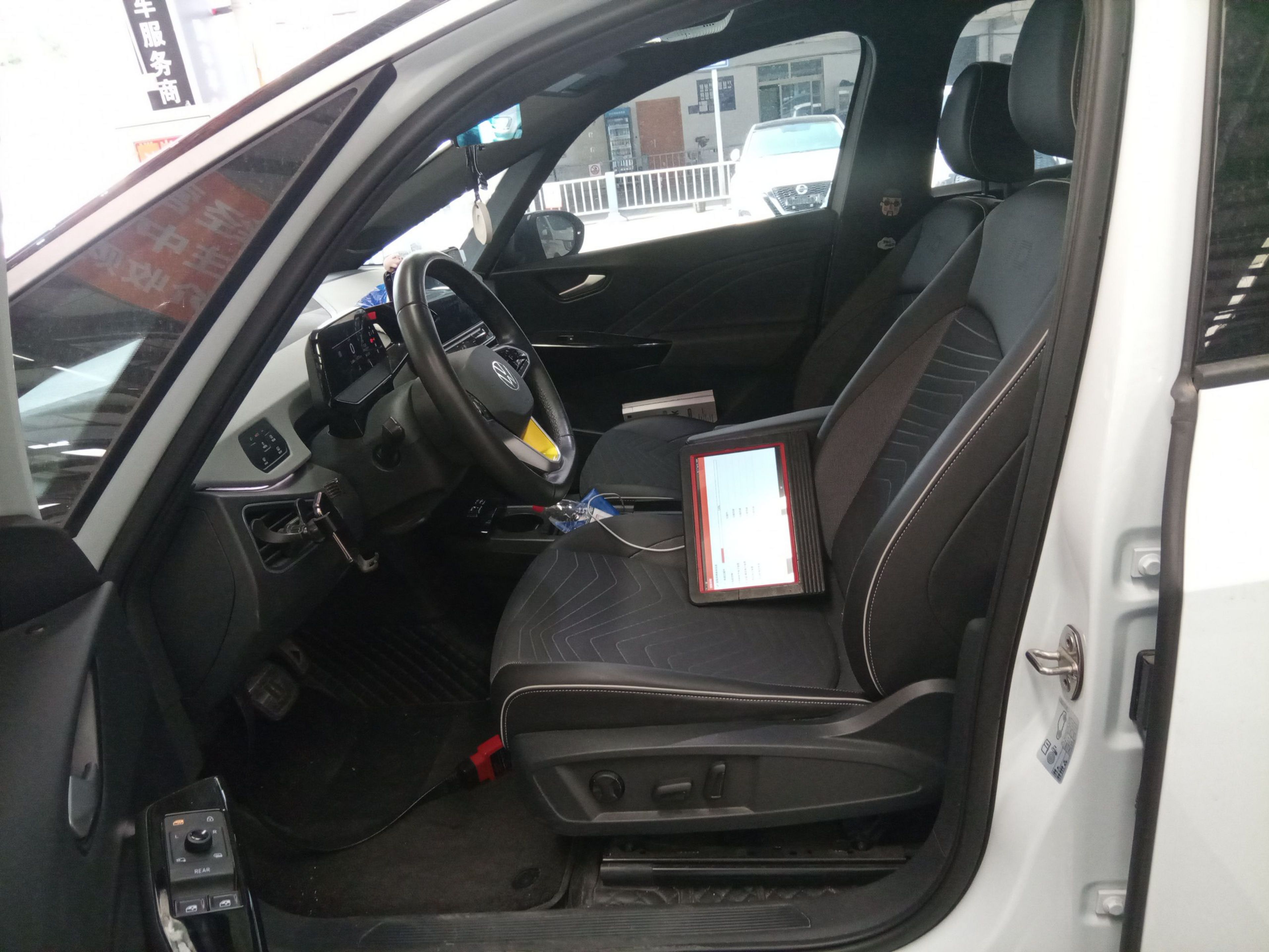 المقاعد الأمامية داخل السيارة