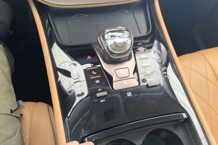 Used Denza D9 2022 DM-i 1040 Prestige Model
