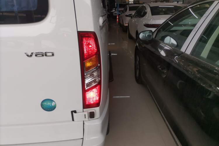 Used SAIC MAXUS Xintu V80 2023 2.0T Manual Classic Aoyuntong Short Wheelbase Mid-Roof 7/8/9-Seater