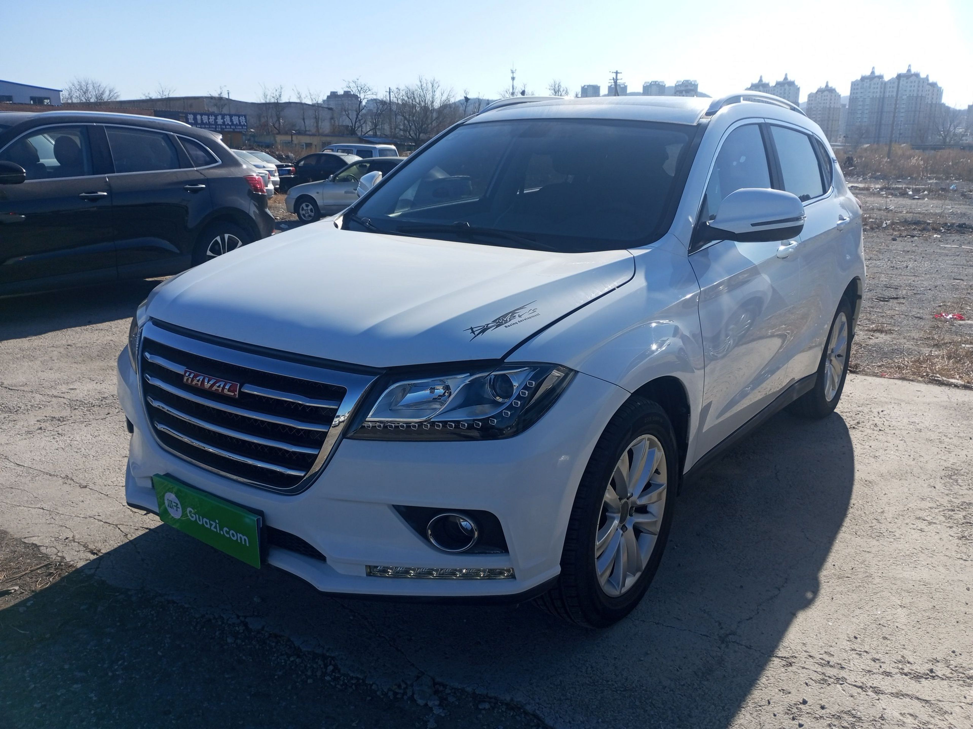 Под передней частью автомобиля